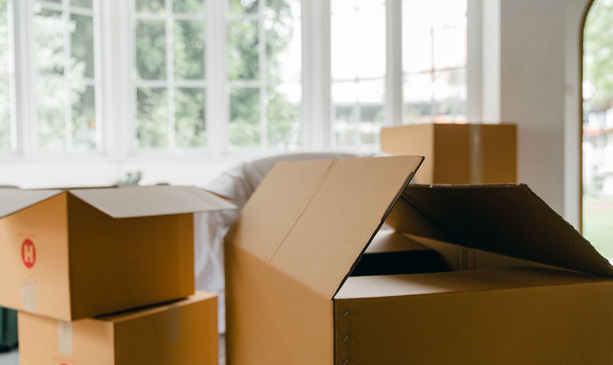 Cartons ouverts dans un logement à préparer avant les diagnostics immobiliers