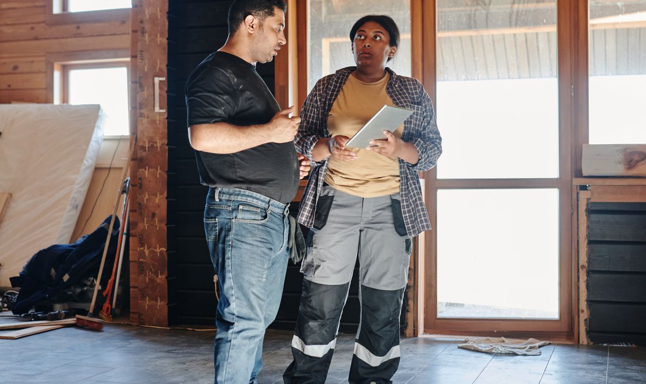 Deux professionnels examinant le budget d’un chantier de rénovation intérieure