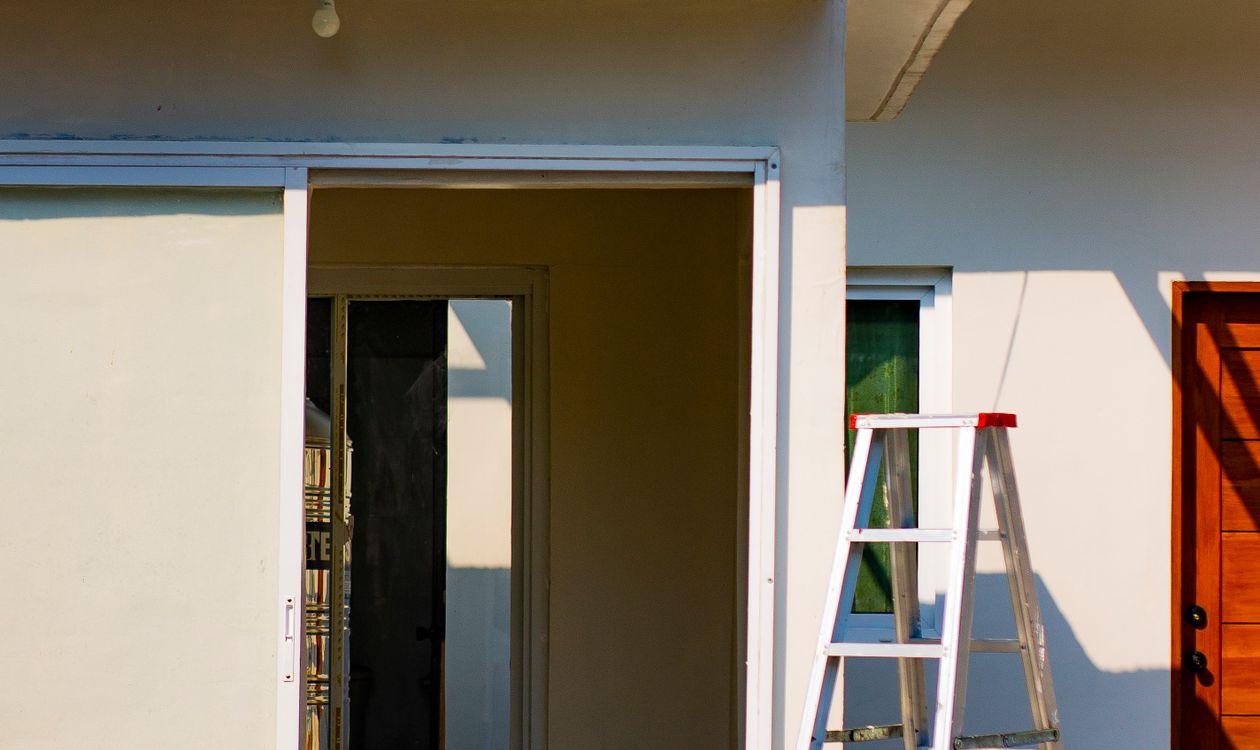 Façade de maison en rénovation avec échafaudage pour une isolation extérieure