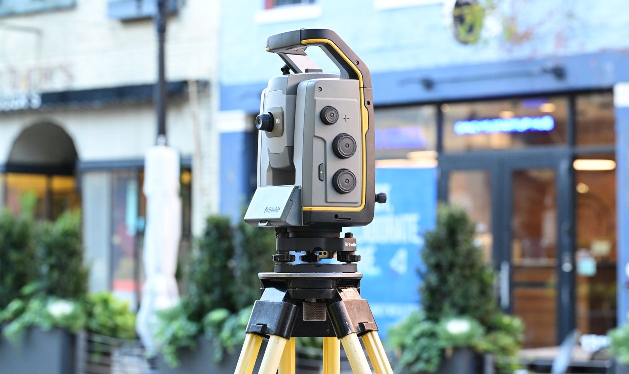 Appareil de géomètre utilisé pour délimiter un terrain avant une vente