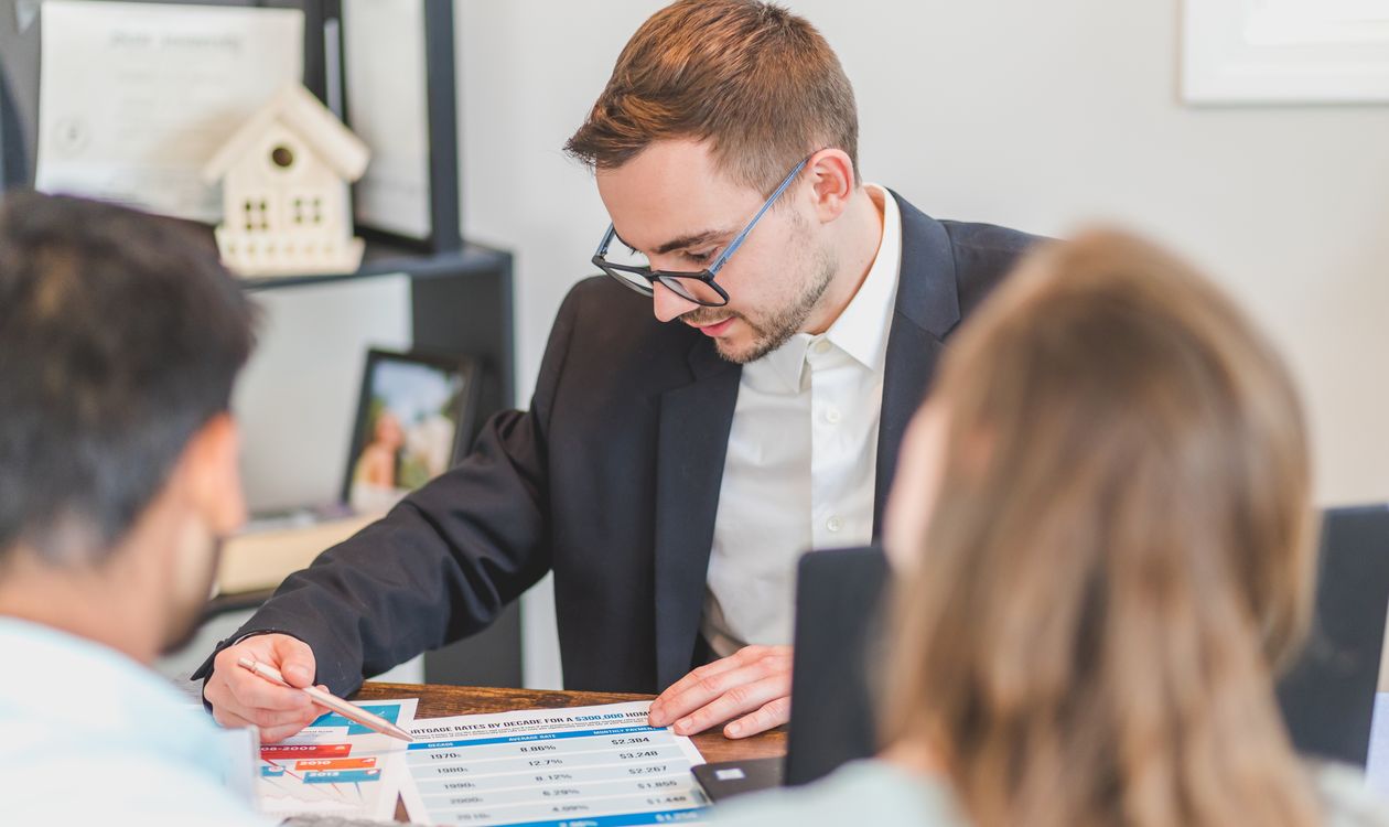 Conseiller présentant un financement immobilier à des propriétaires