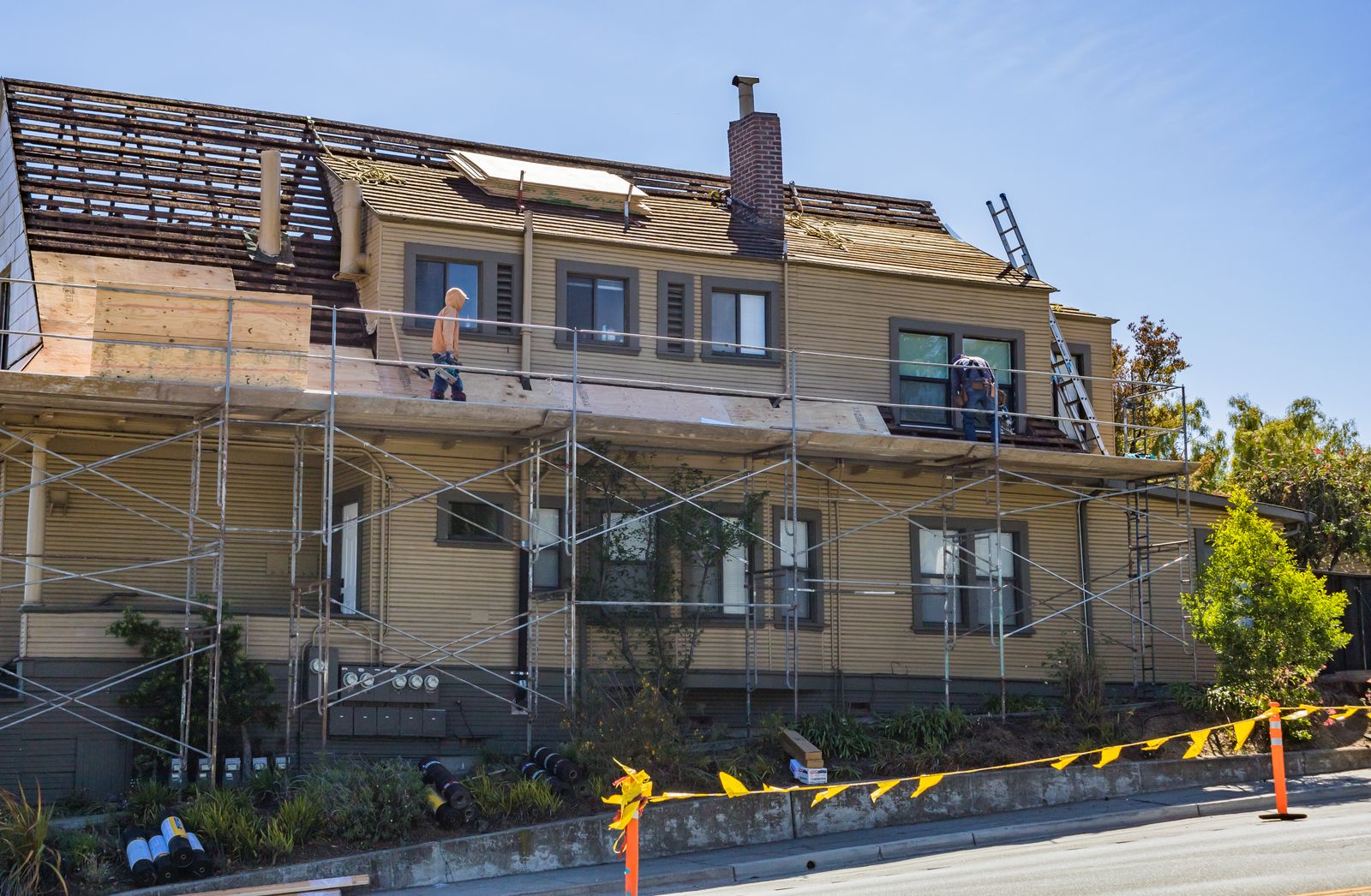 Maison avec échafaudage pendant la réfection de la toiture
