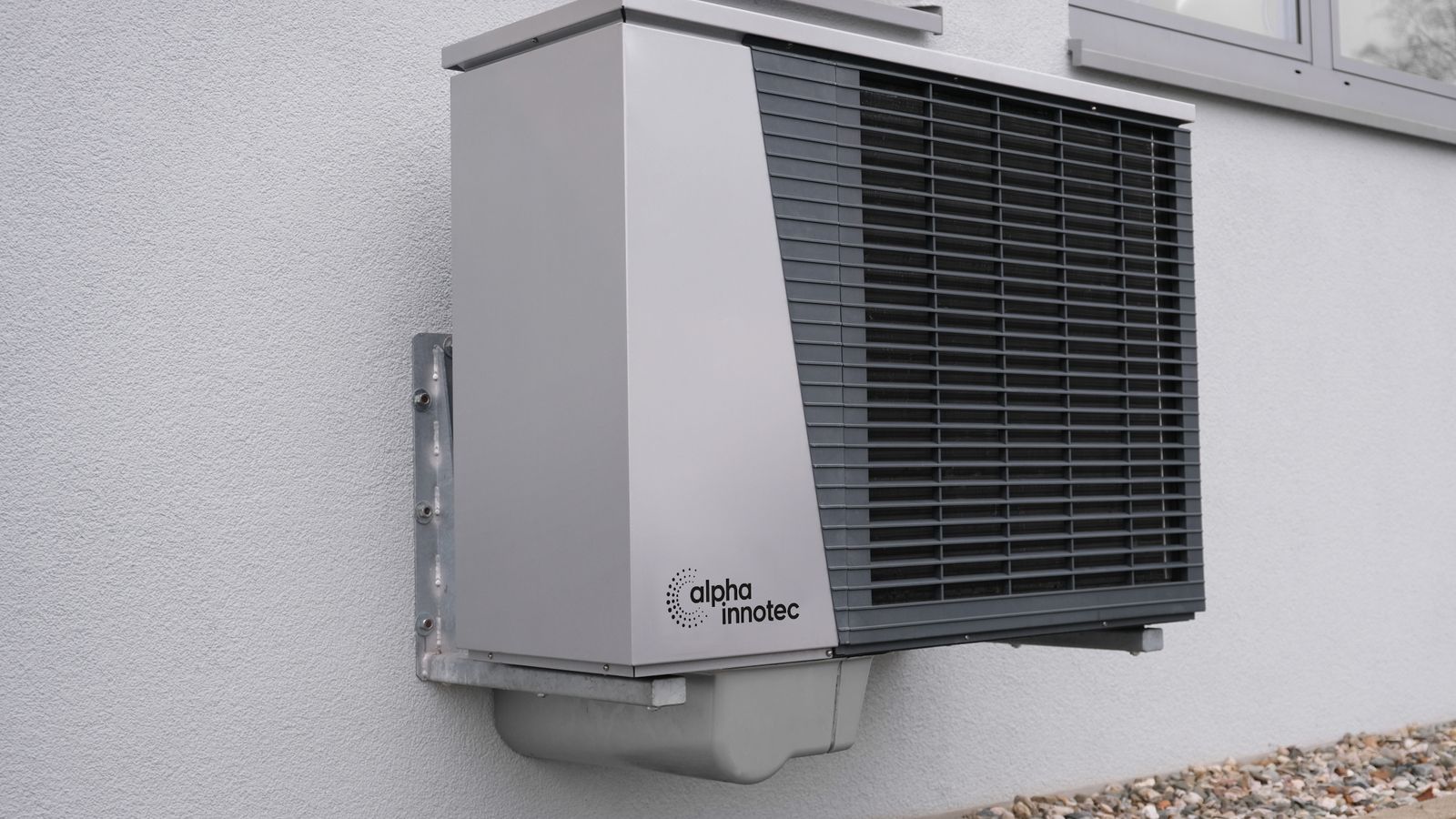 Unité extérieure de climatisation installée sur la façade d’un logement