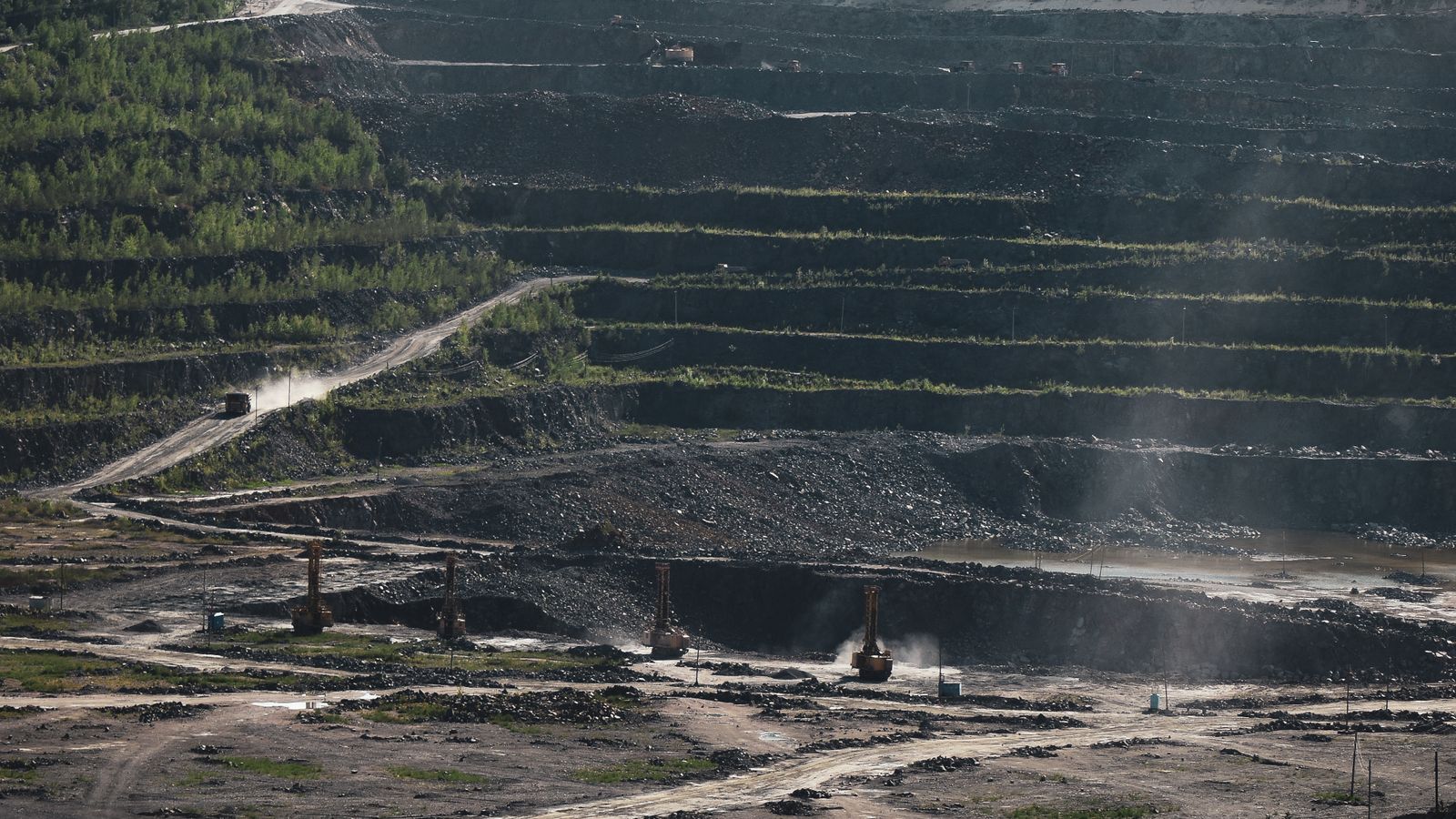 Paysage marqué par une ancienne activité minière à proximité de zones habitées