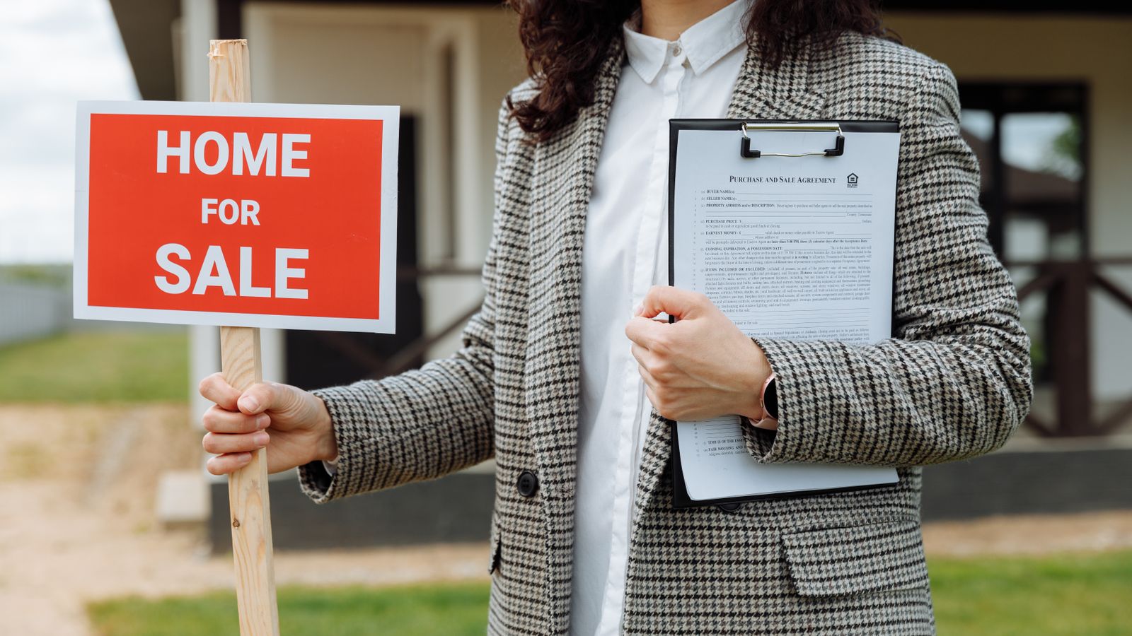 Couple et professionnel examinant un contrat de vente immobilière avant signature