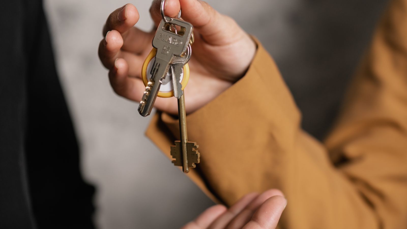 Deux personnes se remettant les clés d’un logement avant une transaction immobilière