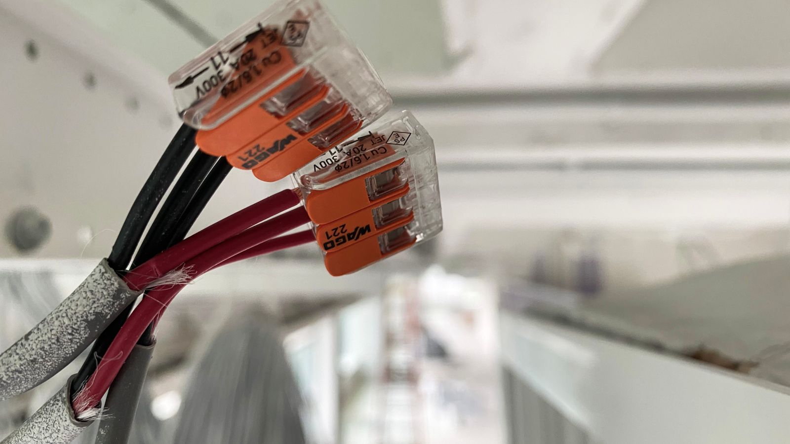 Connecteurs électriques installés dans un tableau lors d’une rénovation