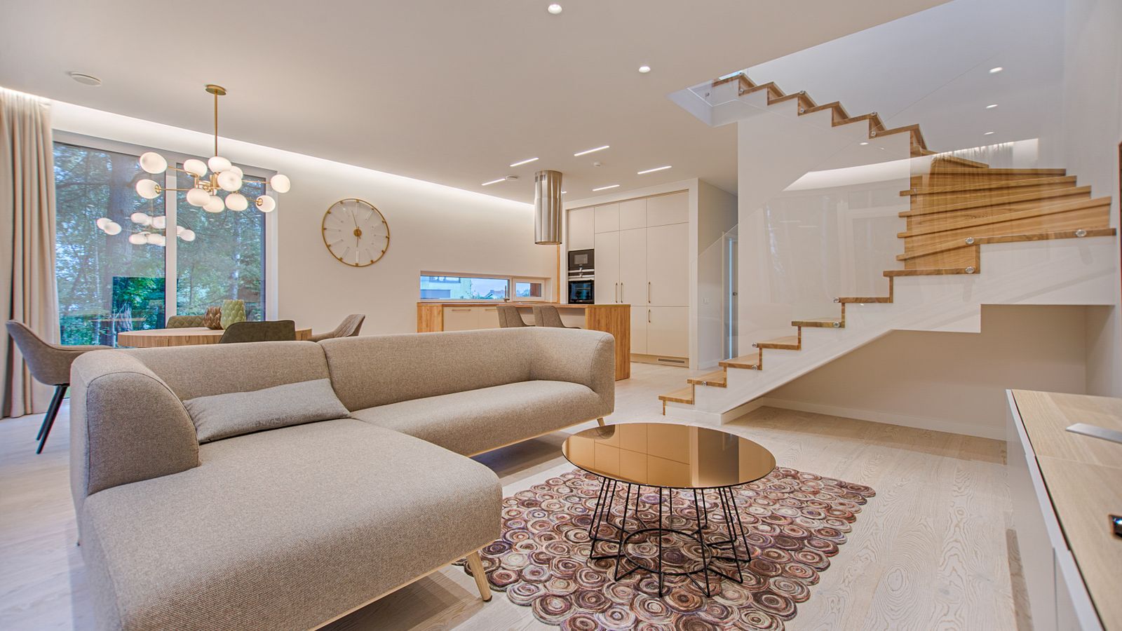 Salon lumineux avec fenêtres et escalier dans un logement rénové