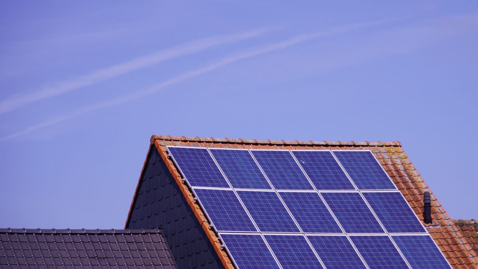 Panneaux solaires photovoltaïques installés sur la toiture en tuiles d’une maison