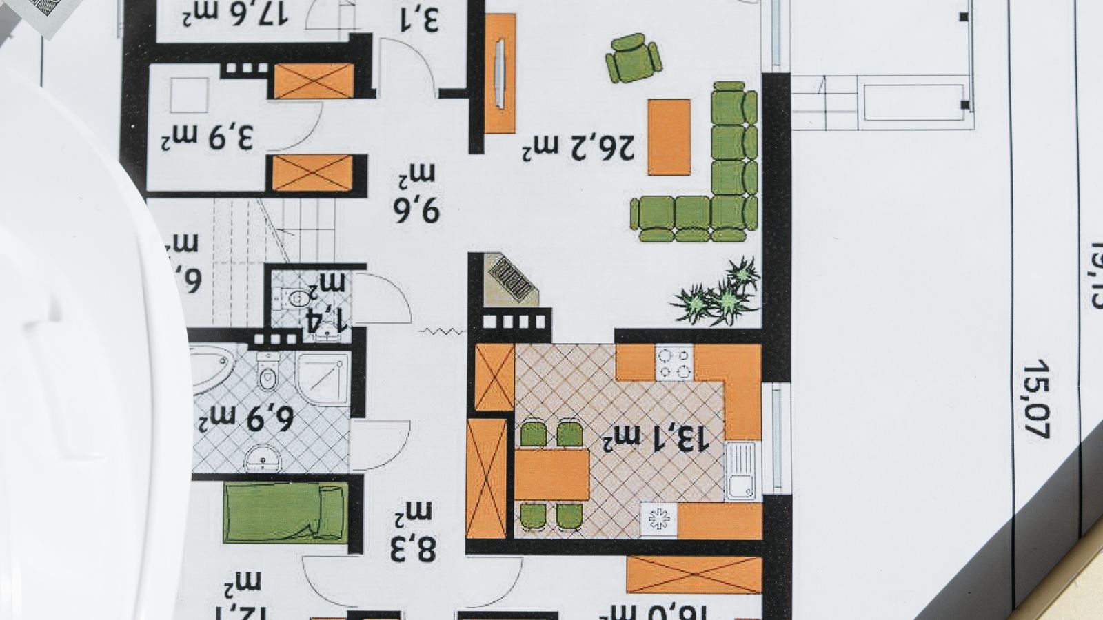 Dossier de plans et documents immobiliers préparé sur une table avant une visite de diagnostic