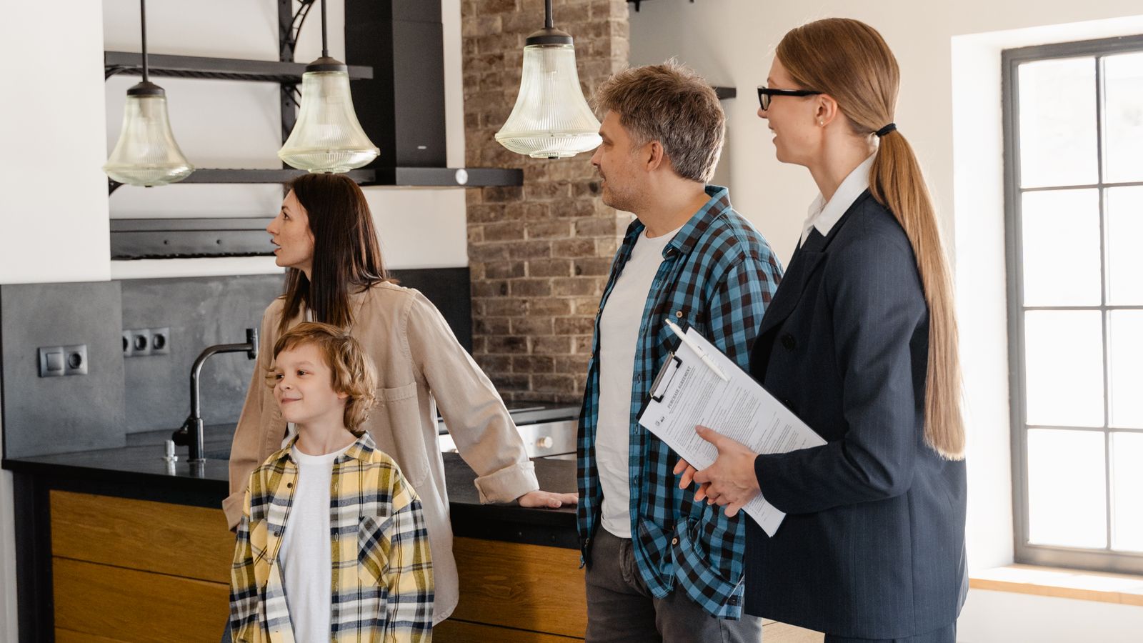 Couple étudiant un dossier de financement immobilier avec une maison miniature