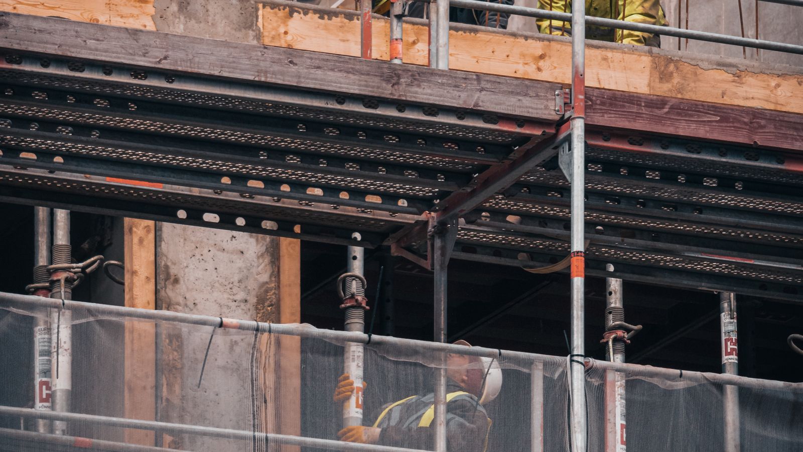 Maison récente en chantier avec structure et toiture visibles