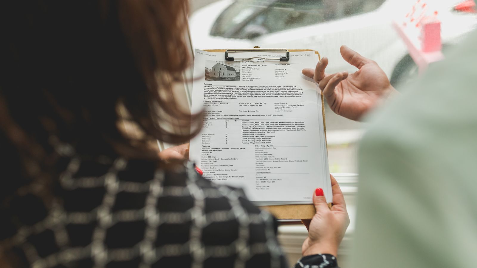 Propriétaire relisant un dossier immobilier et ses rapports avant la vente