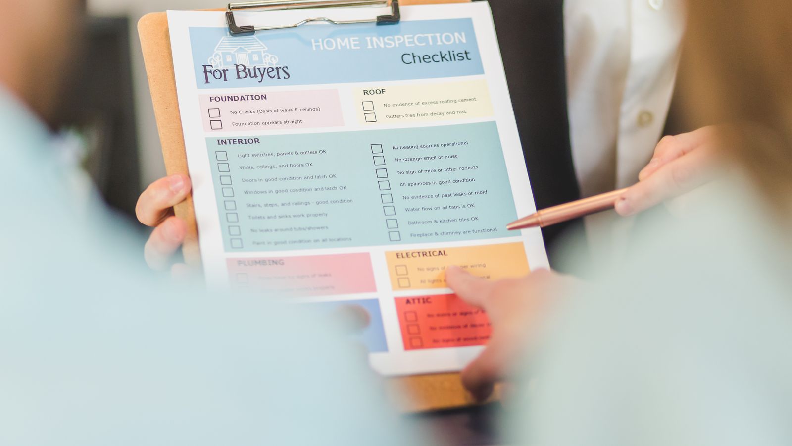 Propriétaire consultant une liste de contrôle après une visite de diagnostics immobiliers