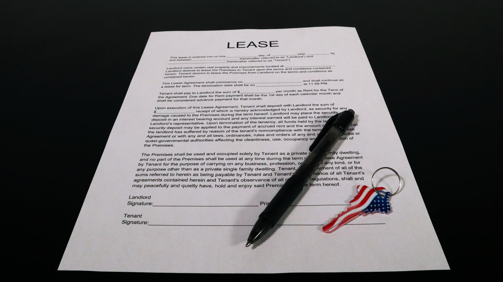 Acheteurs consultant des documents immobiliers sur une table