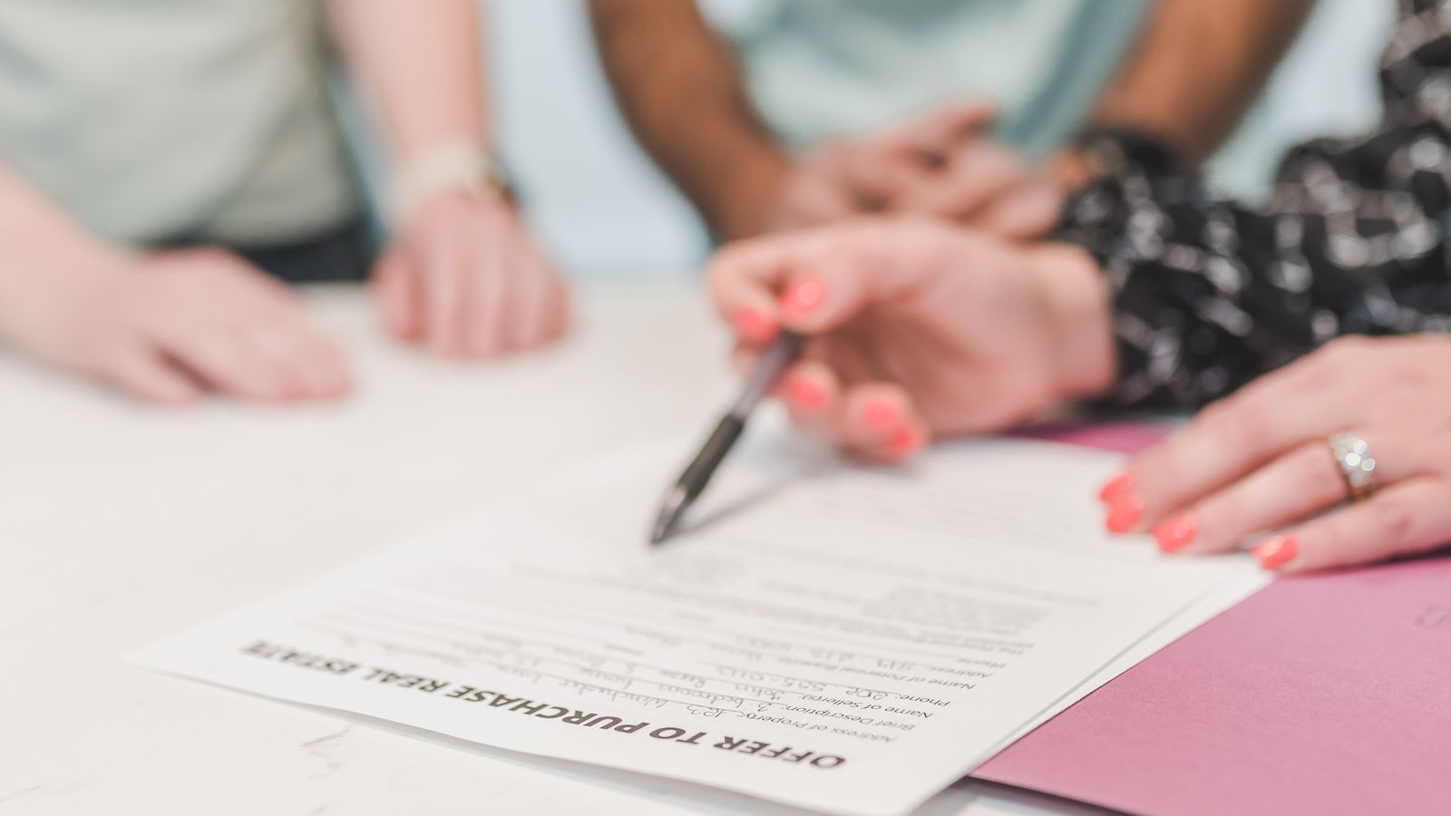 Plusieurs copropriétaires réunis autour d’un contrat immobilier