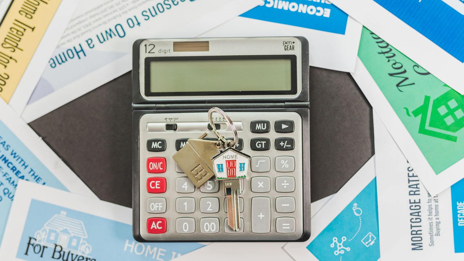 Calculatrice, clés et documents pour comparer le prix de diagnostics immobiliers