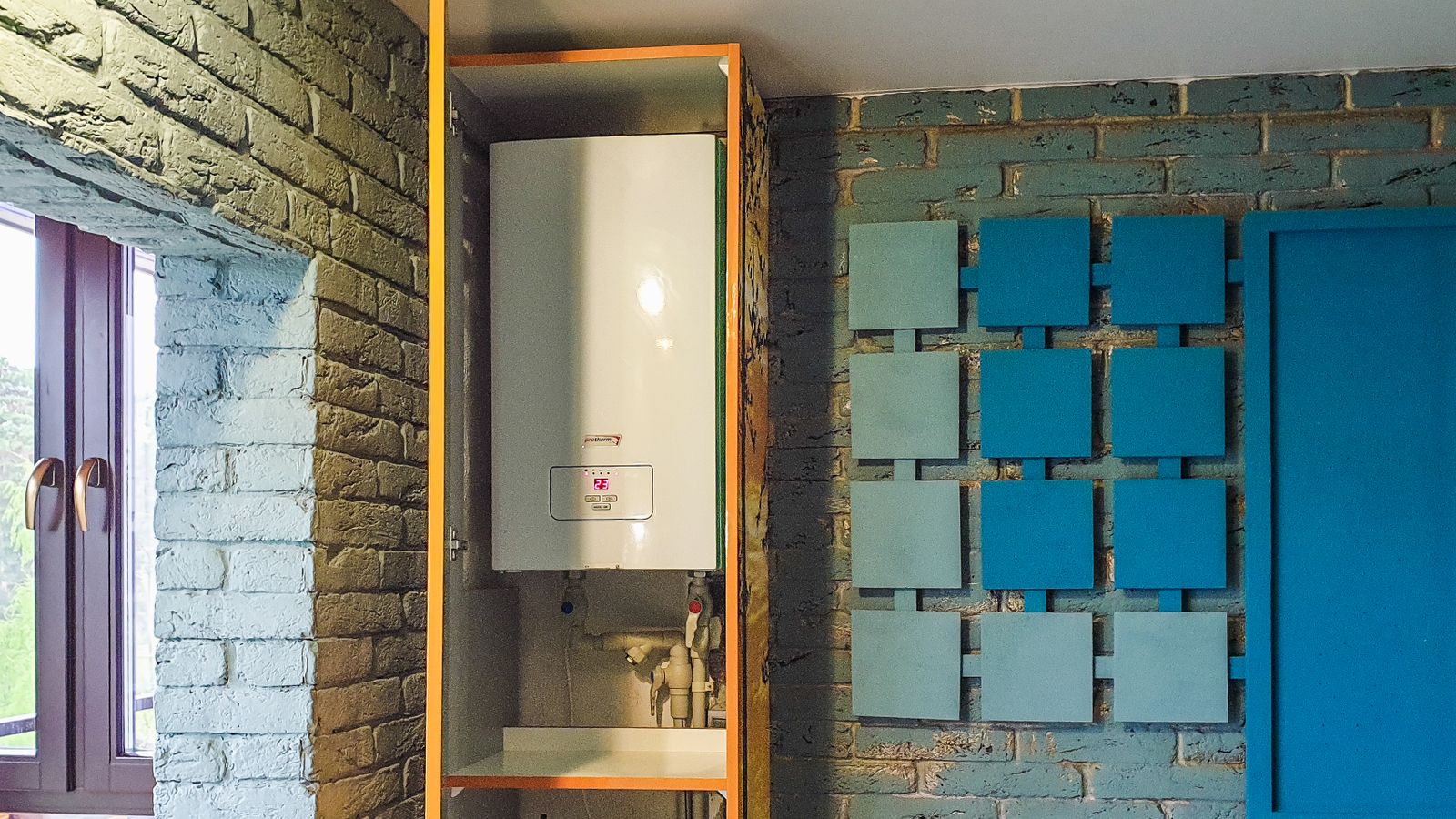 Chauffe-eau installé dans un meuble d’un logement