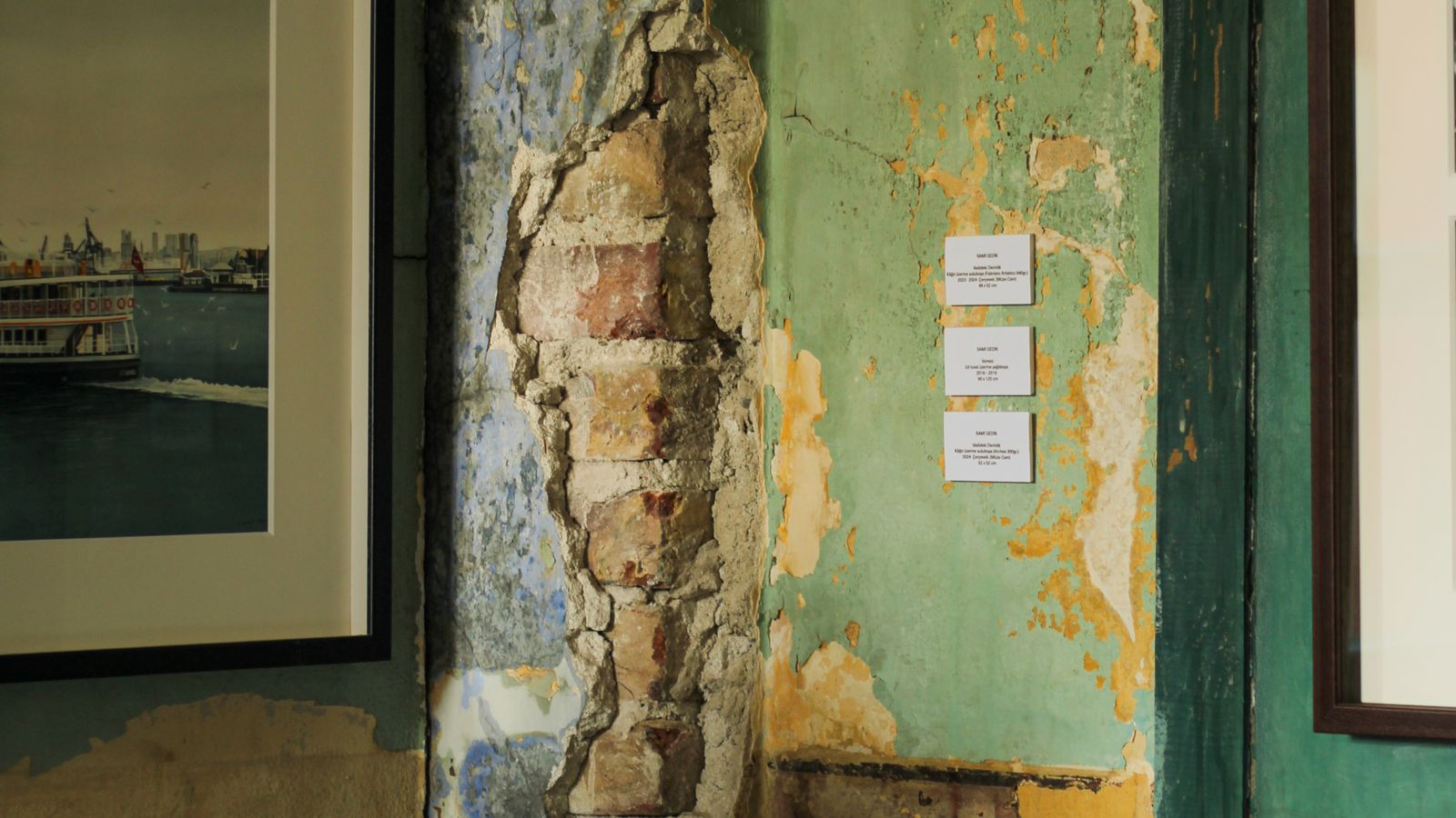 Mur ancien dont la peinture s’écaille par endroits