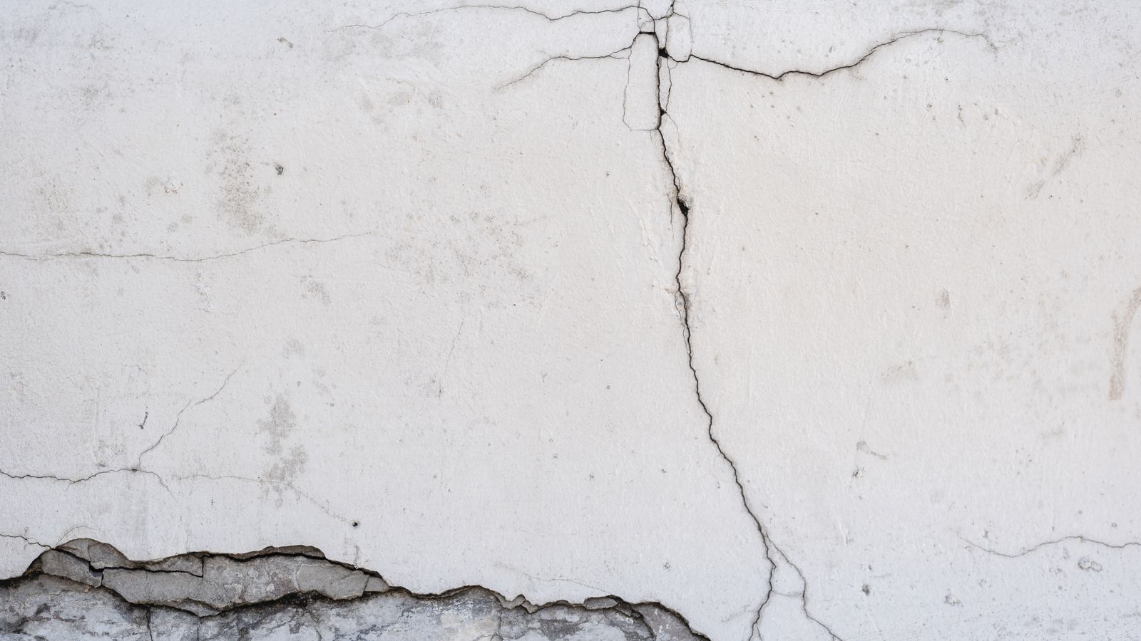 Mur fissuré d’une maison à examiner avant une transaction