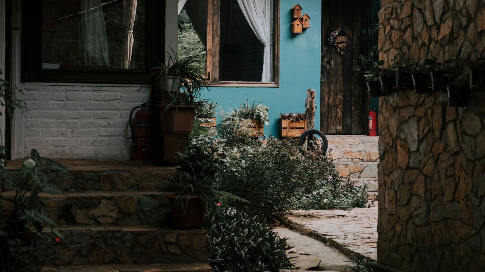 Porte d’entrée d’une maison donnant sur l’extérieur