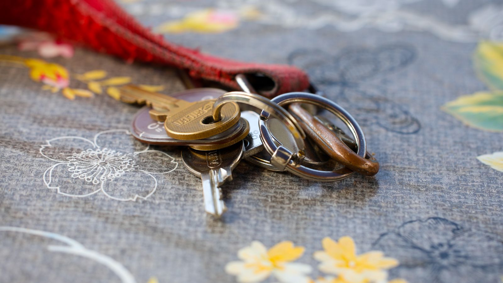 Clés et documents préparés pour une vente immobilière à distance
