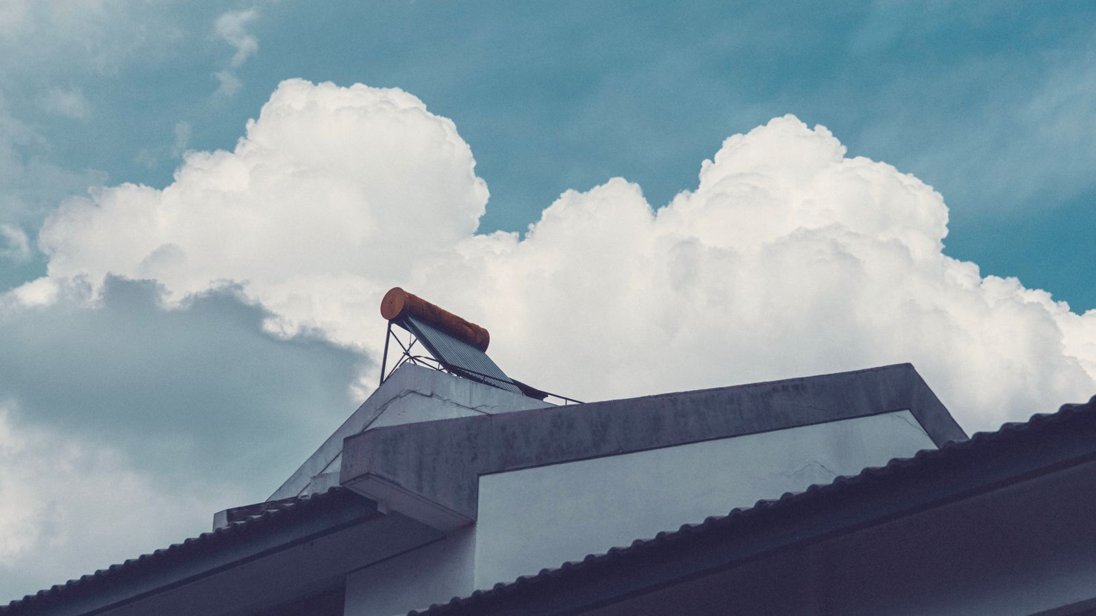 Capteurs solaires thermiques installés sur le toit d’une maison