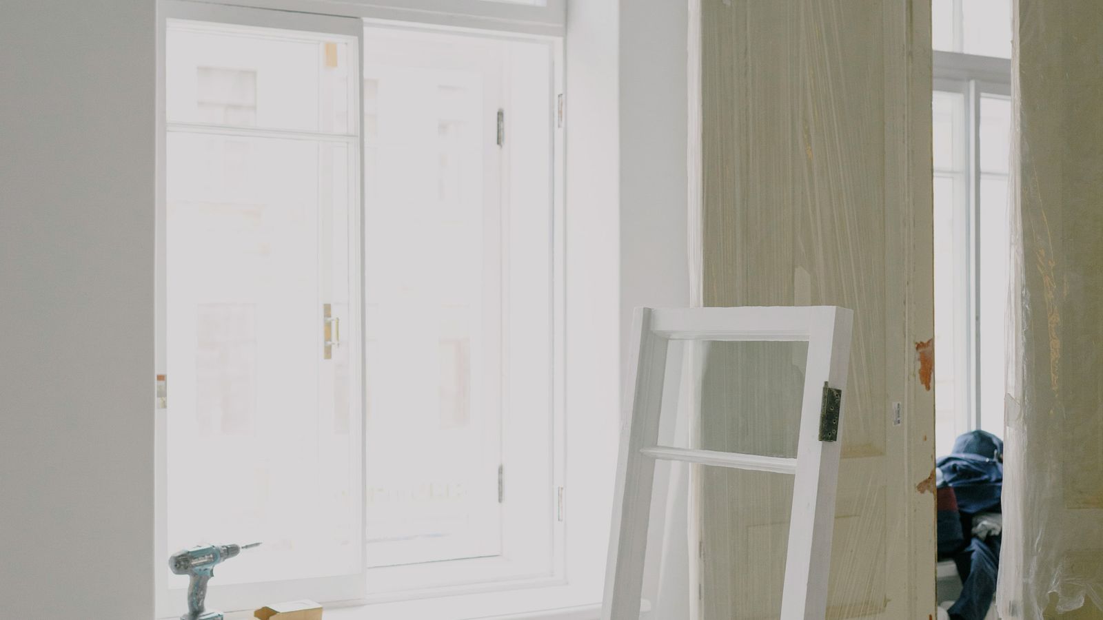 Travaux de rénovation dans un espace sous toiture