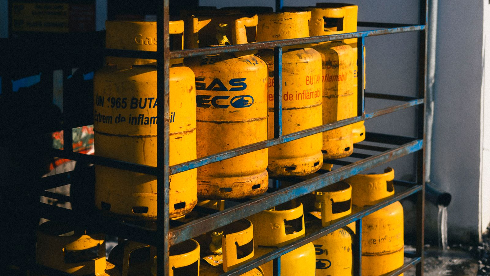Citerne de propane installée à l’extérieur d’une maison