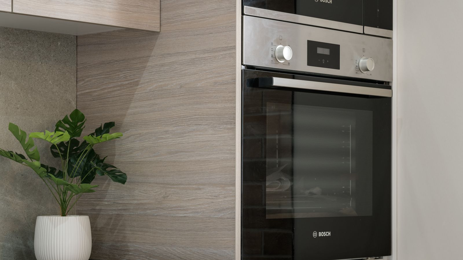 Cuisine moderne équipée d’appareils électroménagers