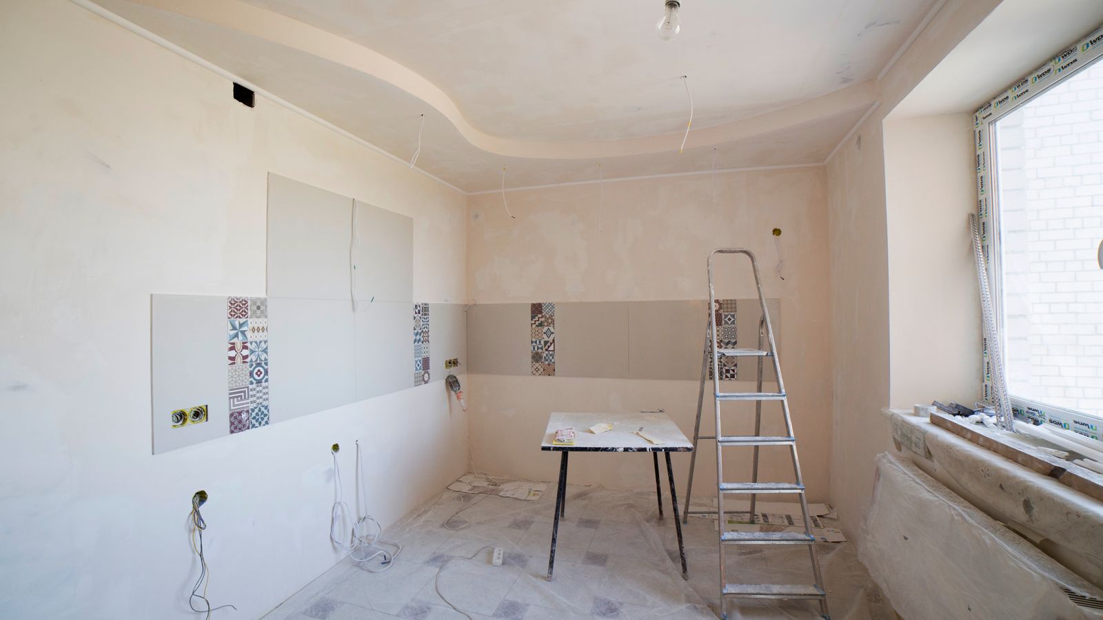 Propriétaire réalisant des travaux de rénovation dans une maison