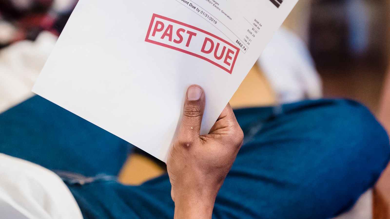 Locataire examinant des factures et le budget du logement