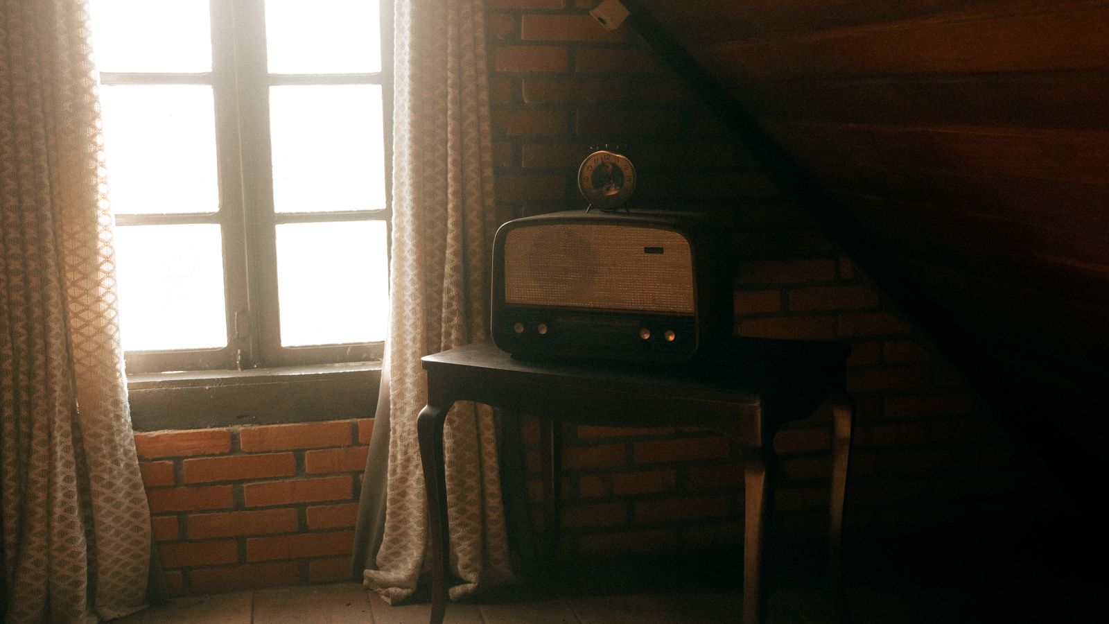 Charpente et isolation visibles dans les combles d’une maison