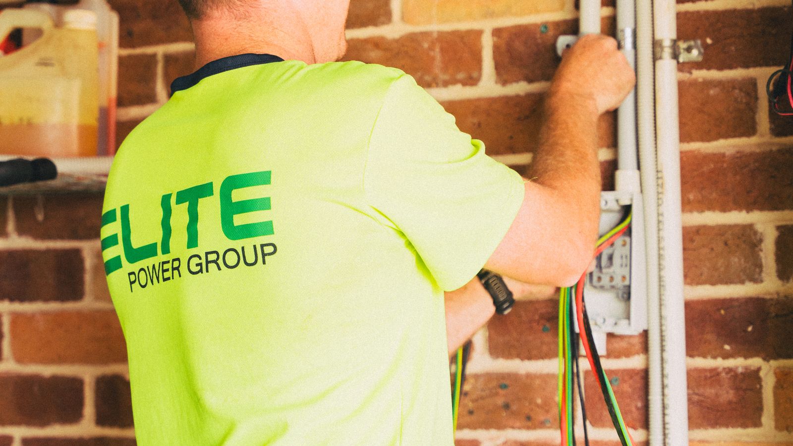 Électricien intervenant sur le tableau électrique d’un logement
