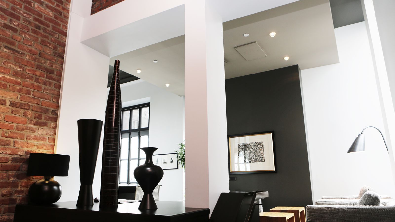 Intérieur lumineux avec mezzanine ouverte au-dessus du séjour