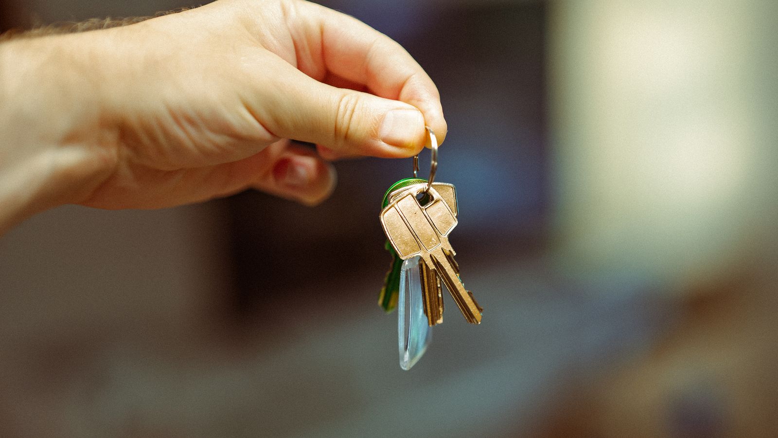 Clés de logement remises entre les mains de deux personnes