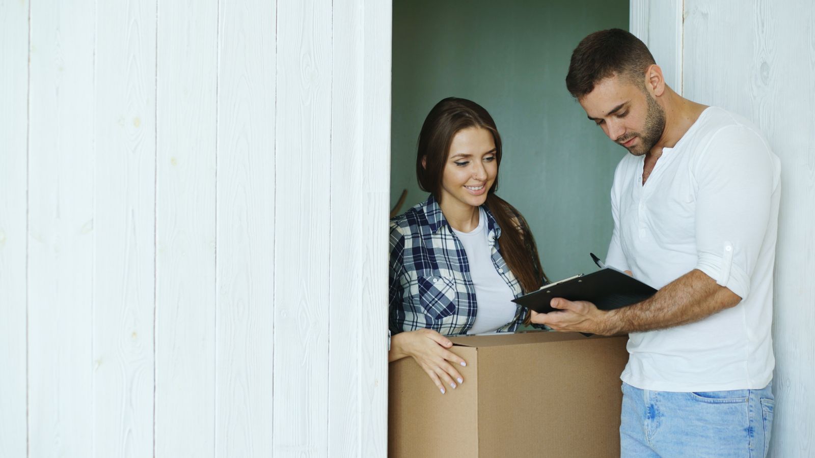 Couple étudiant le budget énergétique d’un logement sur une tablette