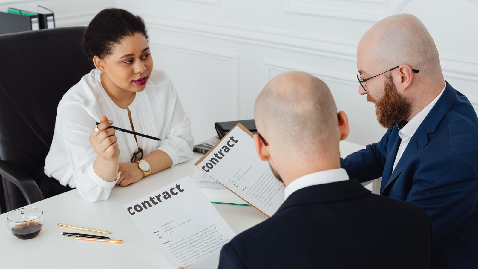 Bailleur et locataire relisant un contrat de location à un bureau