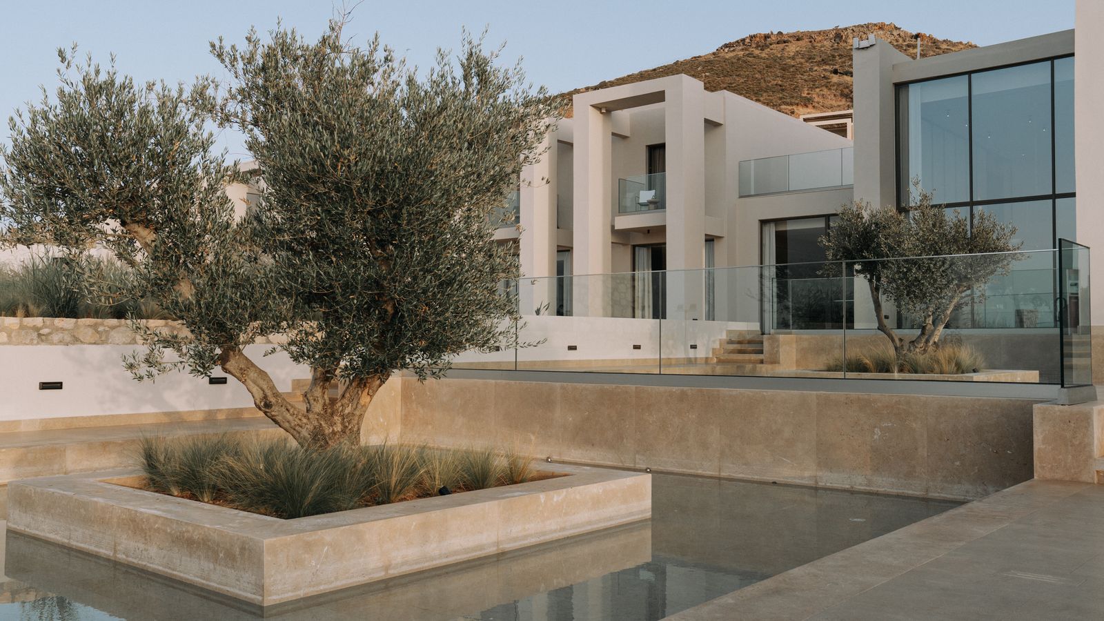 Maison avec jardin et façade moderne illustrant un projet de vente