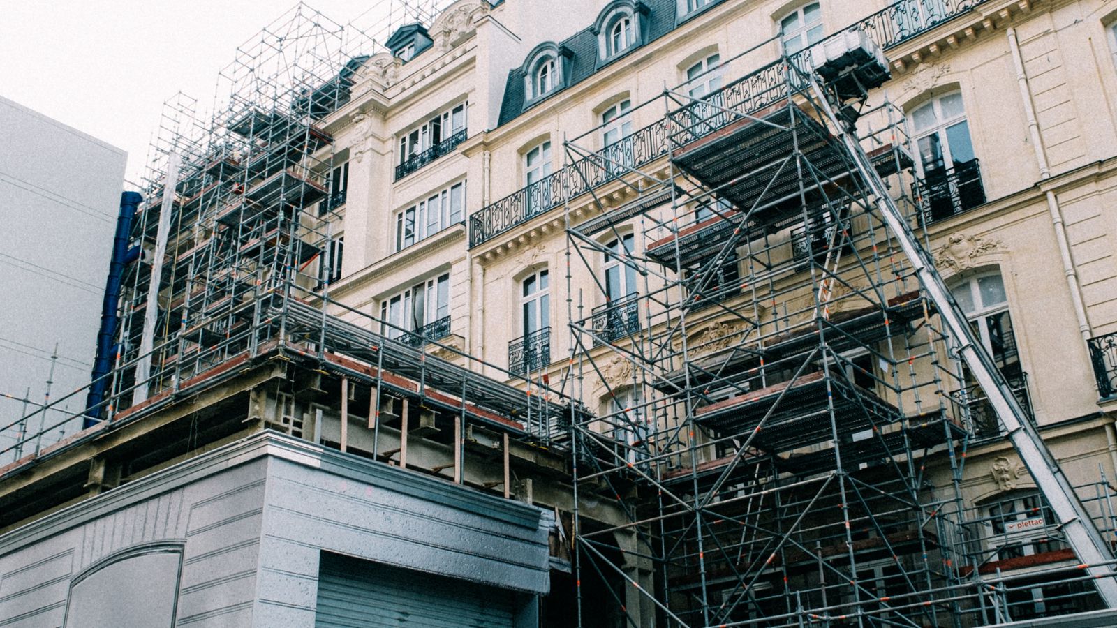 Façade d’un immeuble parisien avec échafaudage pendant un ravalement
