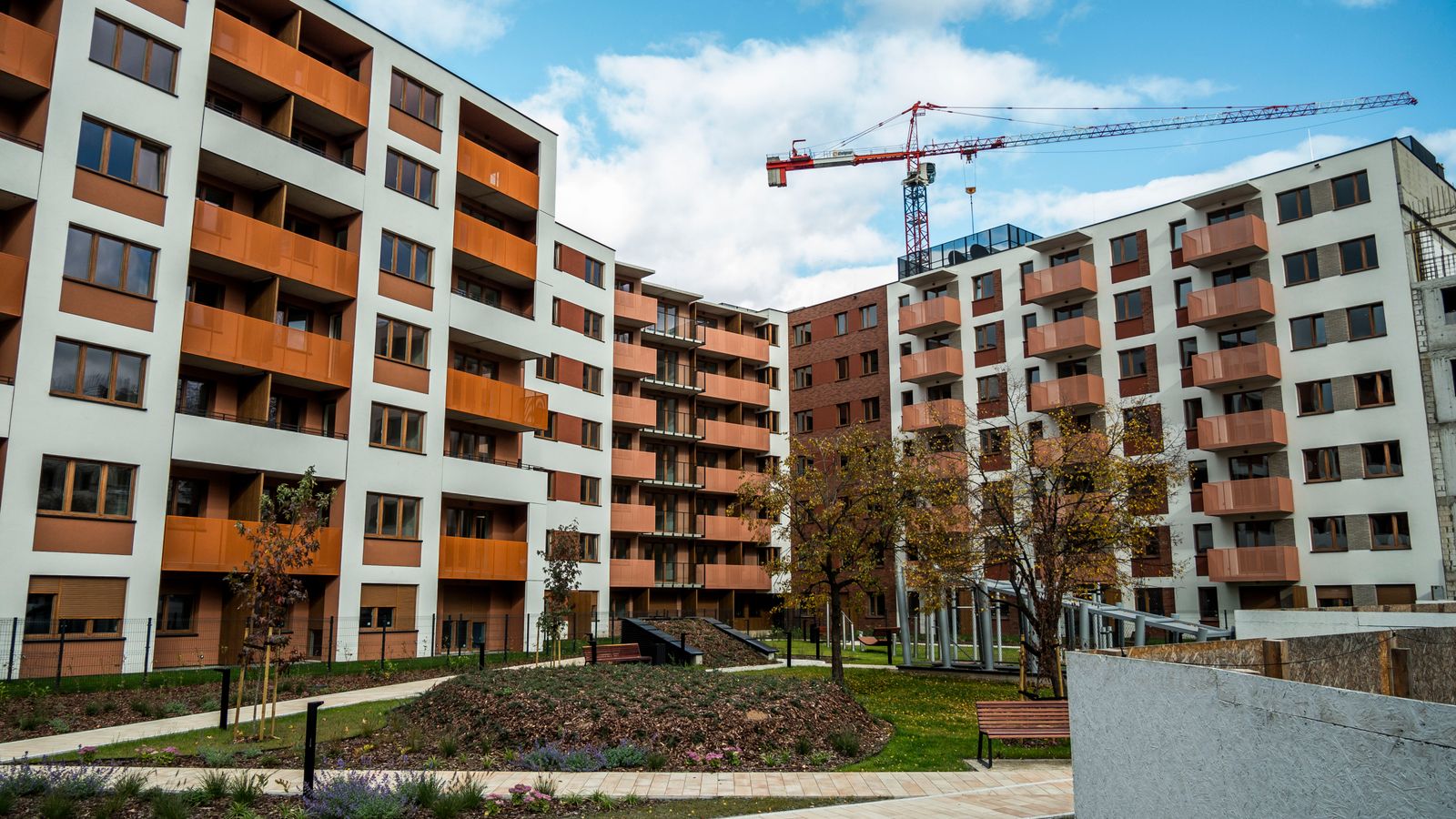 Immeubles résidentiels récents avec une grue de chantier