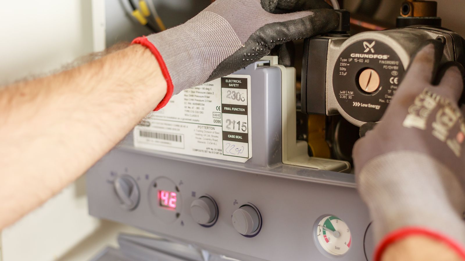 Professionnel intervenant sur un tableau électrique
