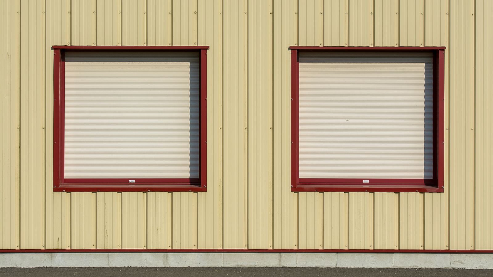 Façade équipée de fenêtres et de volets roulants