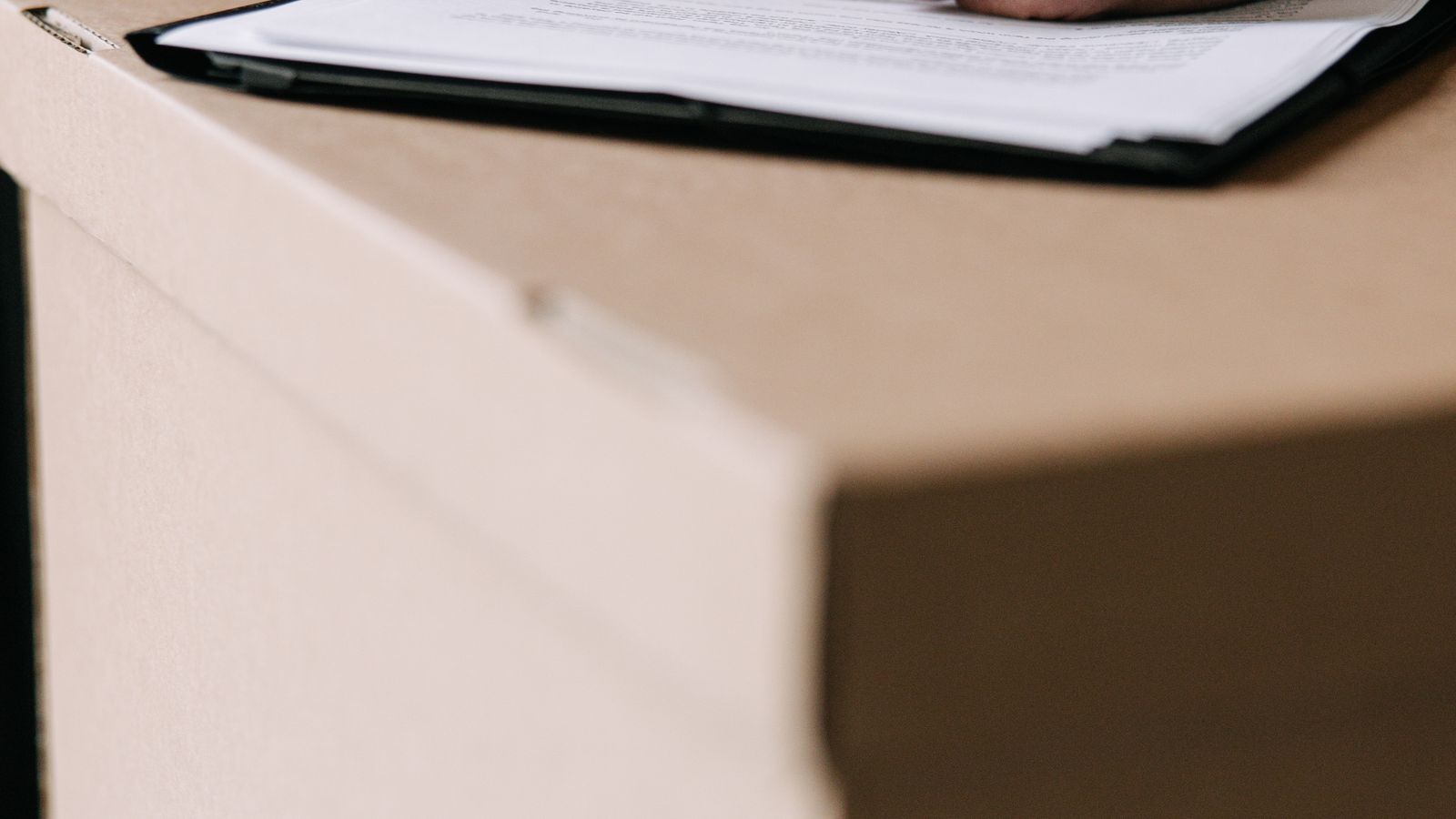 Personne remplissant des documents liés à un logement
