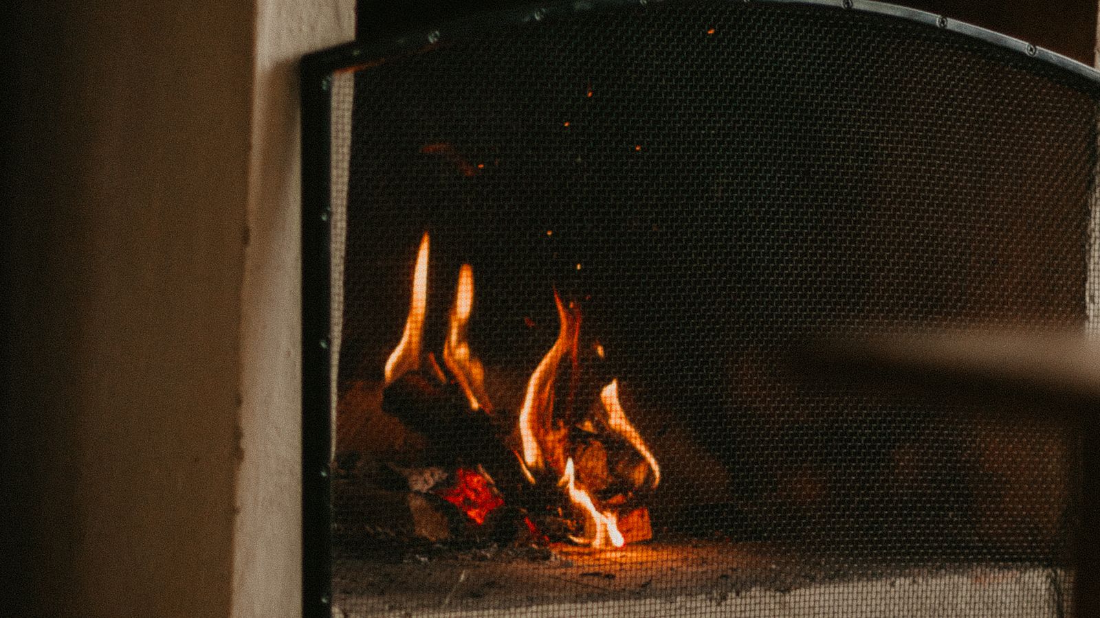 Insert à bois allumé dans le salon d’une maison
