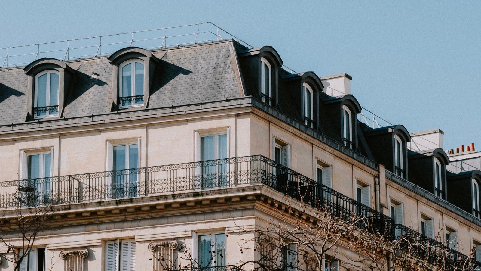 Façade d’un immeuble résidentiel français avec balcons
