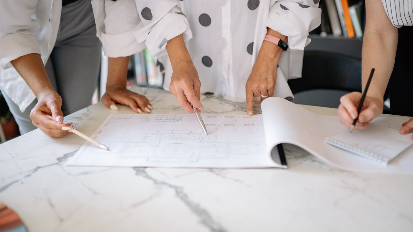 Professionnelles étudiant les plans d’un projet de division immobilière