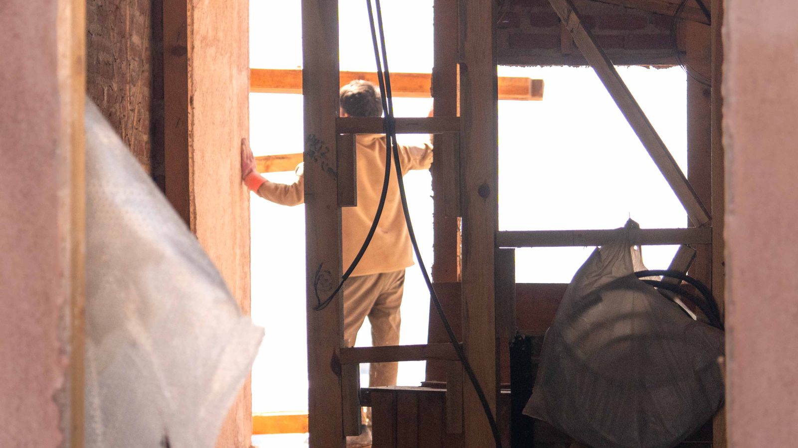 Artisan travaillant sur une paroi pendant une rénovation intérieure