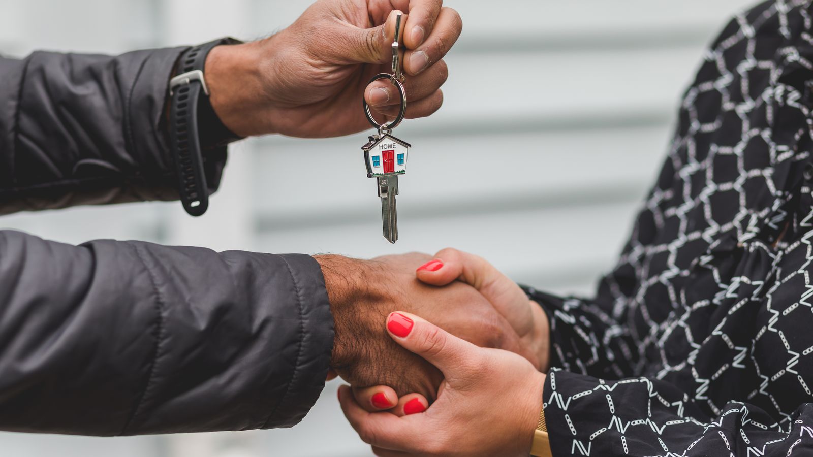 Professionnel examinant un dossier immobilier avec une tablette et des documents