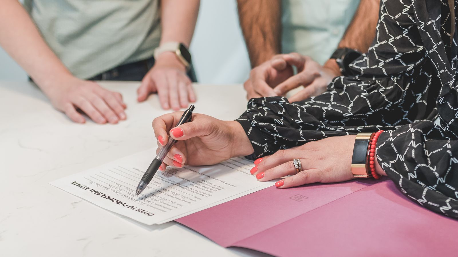 Professionnel vérifiant des documents immobiliers sur une table